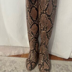 Bandolino size 8M faux snakeskin boots